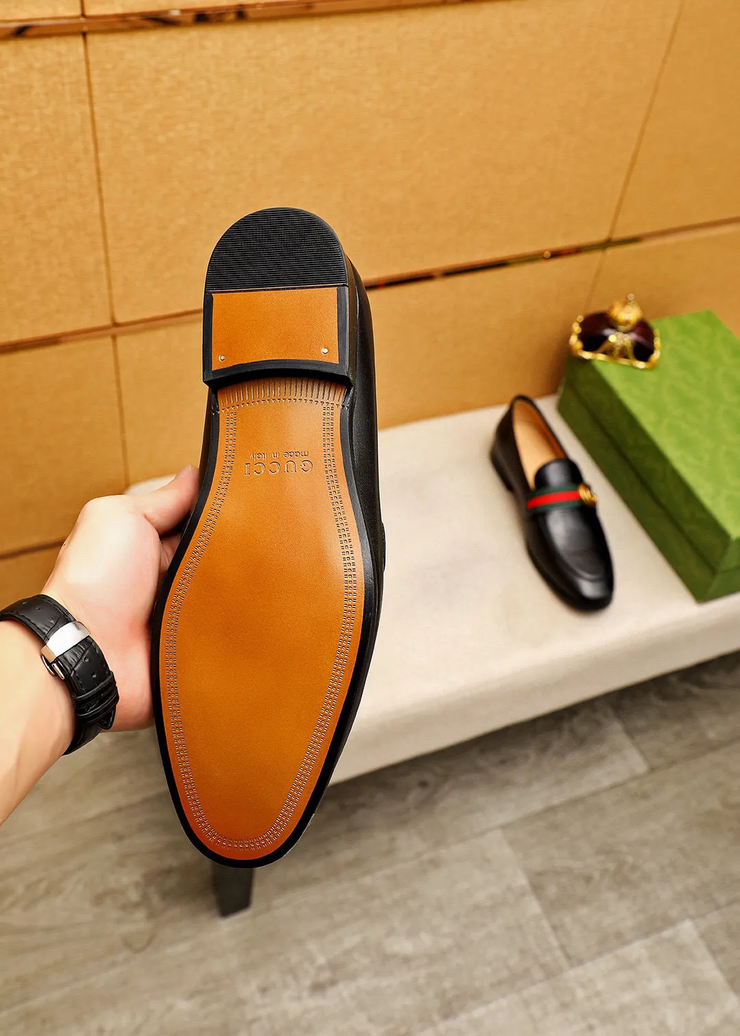 Men's shoes 💰400 💐 Product trademark: GUCCI "Gucci" casual leather shoes Regular size: 38-44 (45🉑️customized) Product materials: Selected imported first-layer calfskin upper + luxury hardware buckle, imported cowhide leather lining. Strong three-dimensional visual effect, rubber outsole Color: 2⃣️colors available